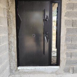 Montaż drzwi DELTA z doświetlem, z wykorzystaniem taśm paroizolacyjnych i paroprzepuszczalnych.