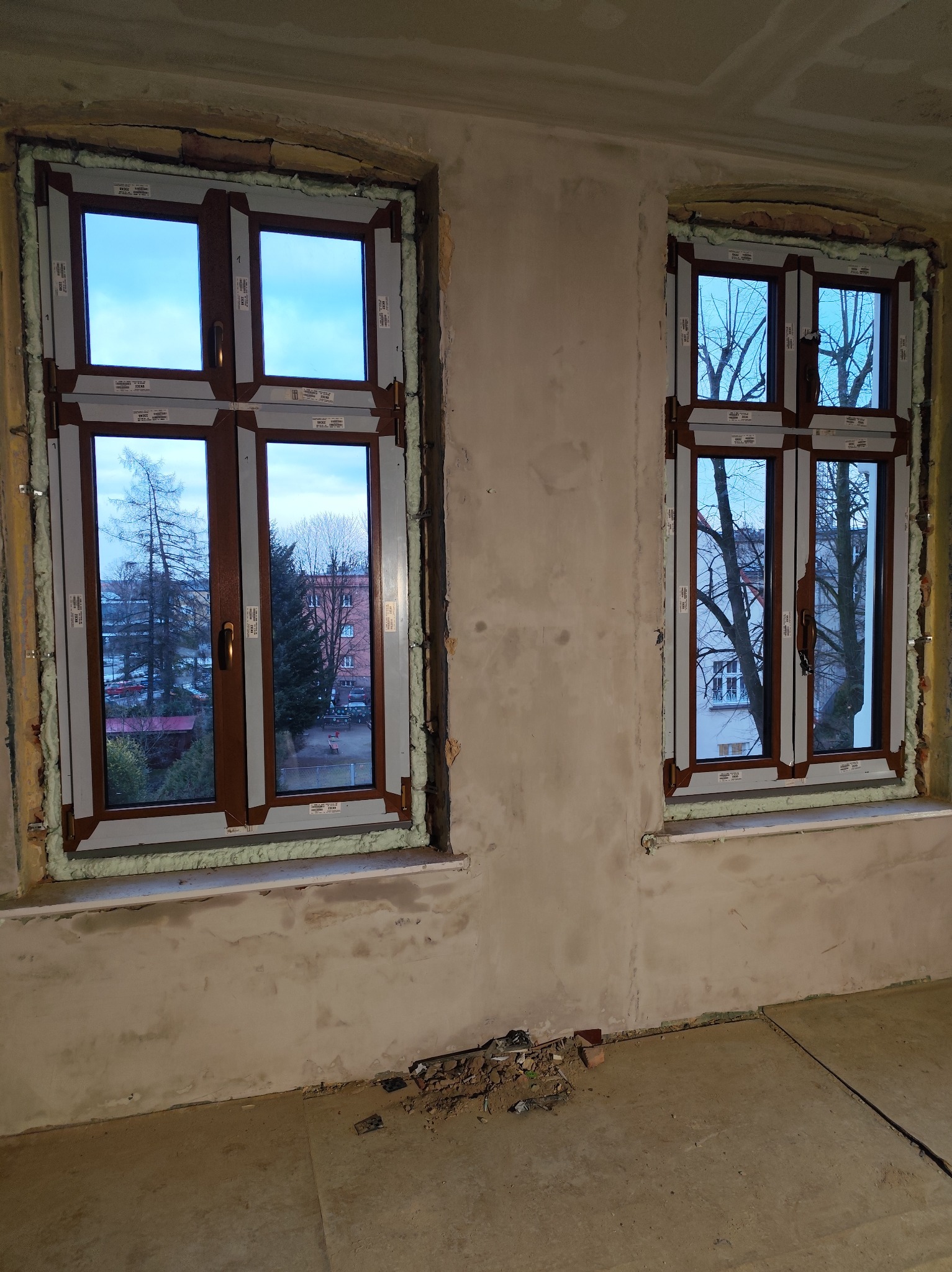 Montaż stolarki PCV w kamienicy.