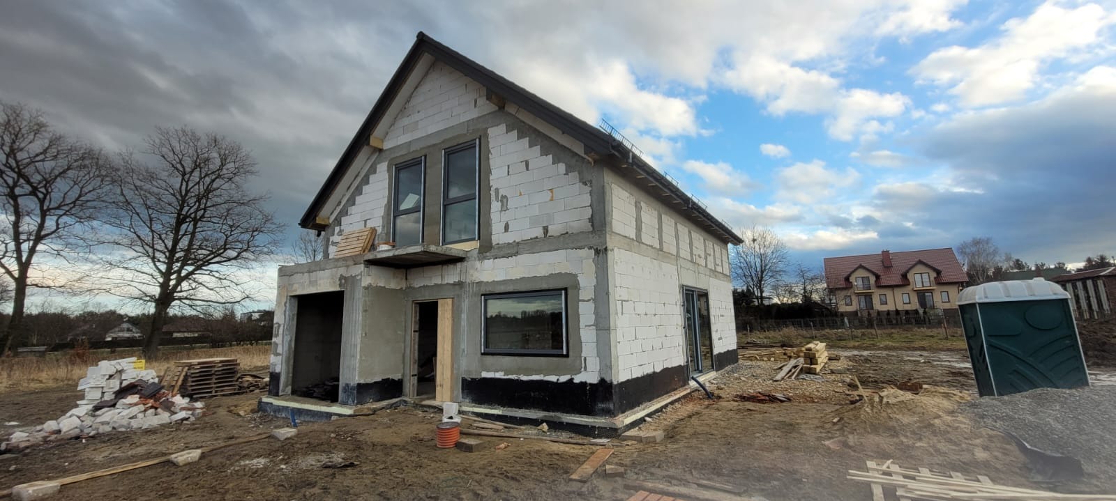 Montaż stolarki PCV w domu jednorodzinnym.