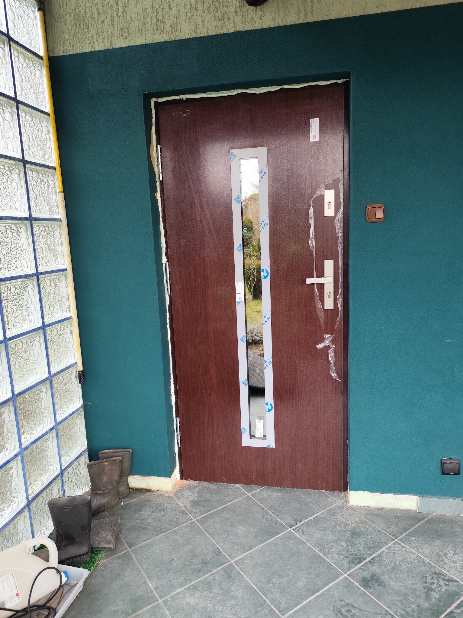 Demontaż i montaż drzwi zewnętrznych. Drzwi Martom w kolorze Mahoń.