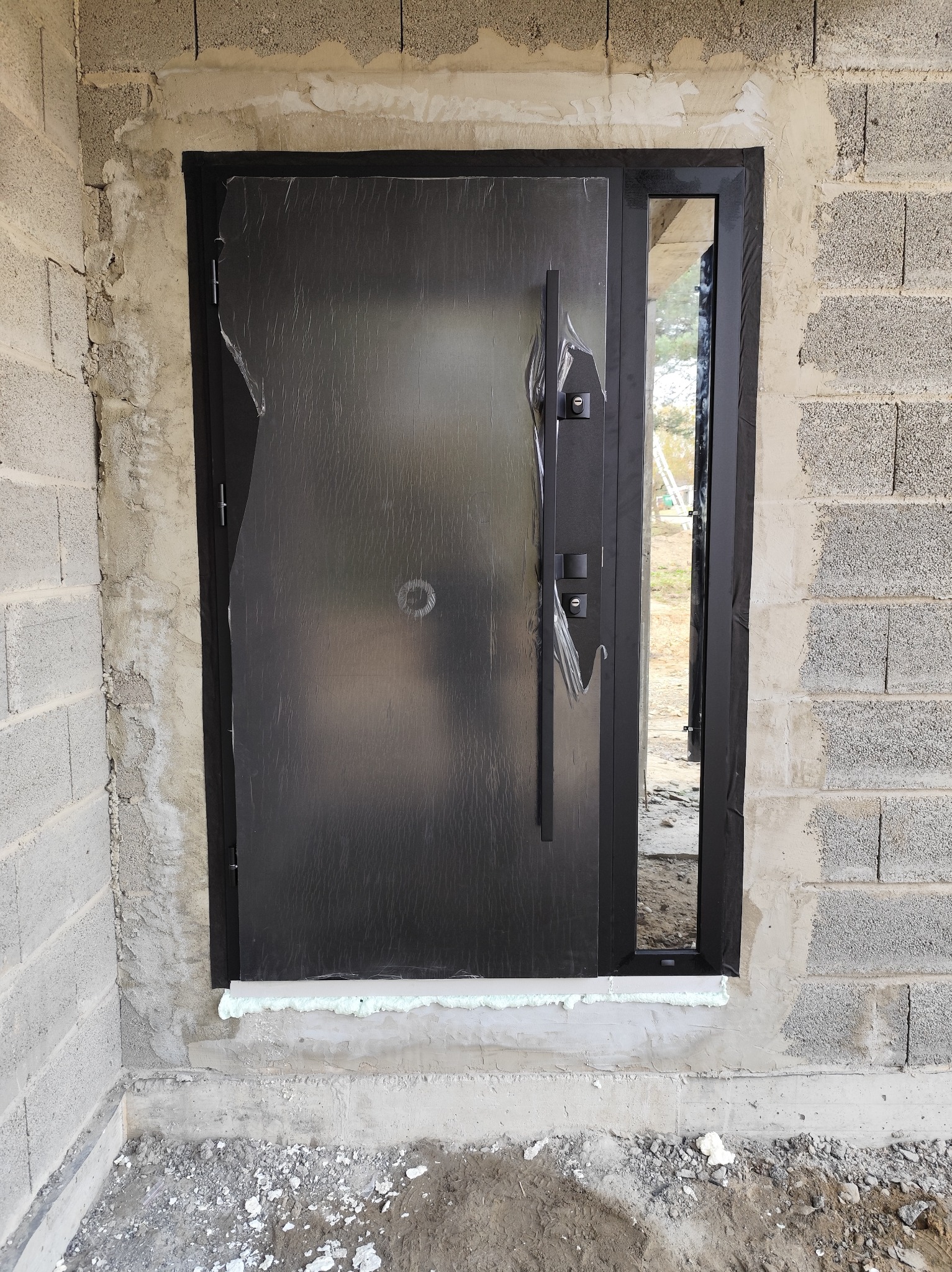 Montaż drzwi DELTA z doświetlem, z wykorzystaniem taśm paroizolacyjnych i paroprzepuszczalnych.