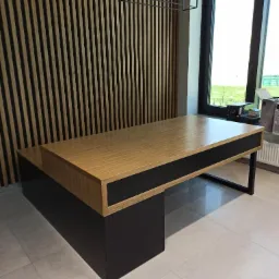 Biurko dla Szefa. Materiały; Fornir Dąb Plus Czarny Lakier