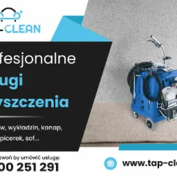 Niebieskie urządzenie do czyszczenia tapicerki i dywanów marki Tap-Clean na tle szarej ściany i beżowego dywanu. Widoczny numer telefonu i adres strony internetowej.