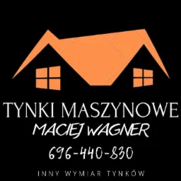 Pomarańczowe logo firmy Tynki Maszynowe Maciej Wagner z numerem telefonu 696-440-830 i hasłem Inny Wymiar Tynków na czarnym tle, stylizowane na dom z oknami.