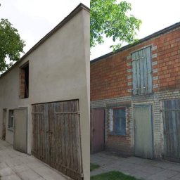 Firma ogolnobudowlana - Porównanie elewacji budynku przed i po renowacji: ściana z cegły i garaże z drewnianymi bramami przed pracami oraz otynkowana ściana po pracach.