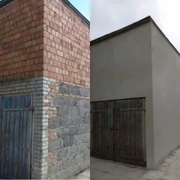 Porównanie elewacji budynku przed i po nałożeniu szarego tynku, widoczne stare i nowe drzwi garażowe.