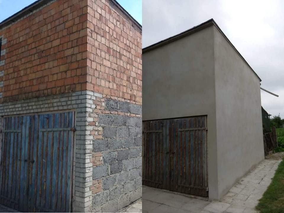 Porównanie elewacji budynku przed i po nałożeniu szarego tynku, widoczne stare i nowe drzwi garażowe.
