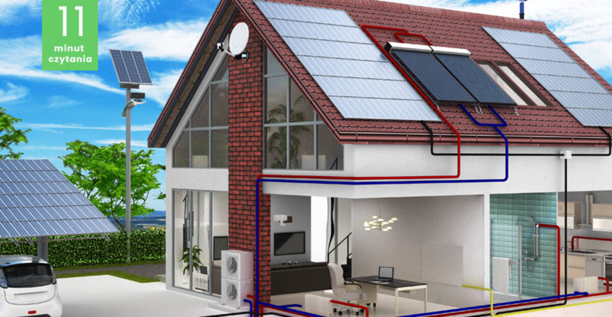 Wizualizacja domu z panelami słonecznymi na dachu i wiatą solarną dla samochodu elektrycznego, schemat instalacji grzewczej w przekroju budynku.