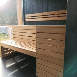 Ława w nowoczesnej saunie fińskiej