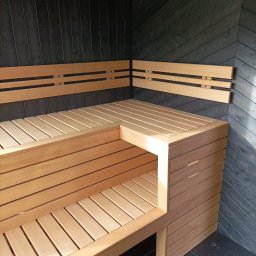 Ława w nowoczesnej saunie fińskiej