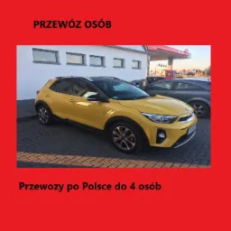 Żółty samochód osobowy Kia Stonic na tle stacji benzynowej Orlen, z informacjami kontaktowymi i ofertą przewozu do 4 osób po Polsce.