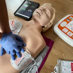 Fantom z technologią QCPR, pozwala na kontrolę i analizę przez instruktora wykonywanych czynności kursanta.