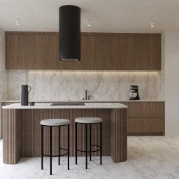 HouseOfDesign - Nowoczesna kuchnia z marmurowym blatem, drewnianymi szafkami i czarnym okapem cylindrycznym. Dwa hokery przy wyspie. Oświetlenie punktowe podkreśla detale.