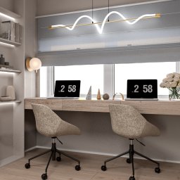 HouseOfDesign - Nowoczesny pokój do pracy z dwoma stanowiskami. Jasne biurko z laptopami, krzesła na kółkach, designerska lampa i półki z dekoracjami. Stonowana kolorystyka.