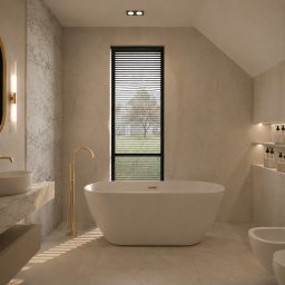 HouseOfDesign - Nowoczesna łazienka z wolnostojącą wanną, złotą armaturą i beżowymi płytkami imitującymi marmur. Duże okno z czarnymi żaluzjami, owalne lustro i podświetlane półki.