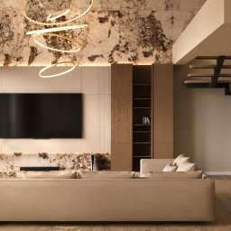 HouseOfDesign - Nowoczesny salon z beżową sofą, telewizorem na ścianie z podświetlanym panelem imitującym marmur, spiralnym żyrandolem i drewnianymi schodami ze szklaną balustradą.