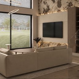 HouseOfDesign - Nowoczesny salon w Katowicach: beżowa sofa, duże okna z żaluzjami, ściana TV z podświetlanym marmurowym akcentem i drewnianą zabudową. Luksusowy projekt wnętrza.