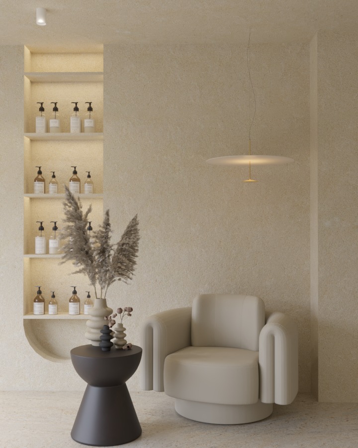 Neutralna aranżacja wnętrza z beżowym fotelem, stolikiem z dekoracjami i półką z kosmetykami. Minimalistyczny design, ciepłe oświetlenie, teksturowana ściana.