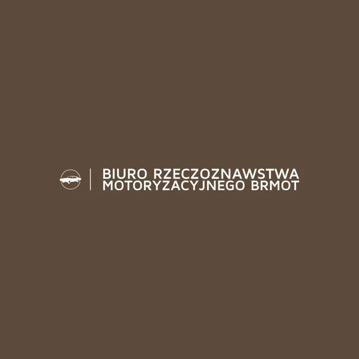 Logo Biura Rzeczoznawstwa Motoryzacyjnego BRMOT na brązowym tle. Biały symbol samochodu w okręgu po lewej stronie, obok pionowa linia i tekst: BIURO RZECZOZNAWSTWA MOTORYZACYJNEGO BRMOT.