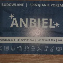 Wizytówka firmy ANBIEL oferującej usługi budowlane i sprzątanie poremontowe, z danymi kontaktowymi i ikonami narzędzi.