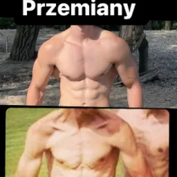Zdjęcie 'przemiany' sylwetki mężczyzny: porównanie klatki piersiowej i brzucha przed i po treningu, widoczne zarysowane mięśnie brzucha i ramion na górnym ujęciu, a na dolnym szczupła sylwetka.