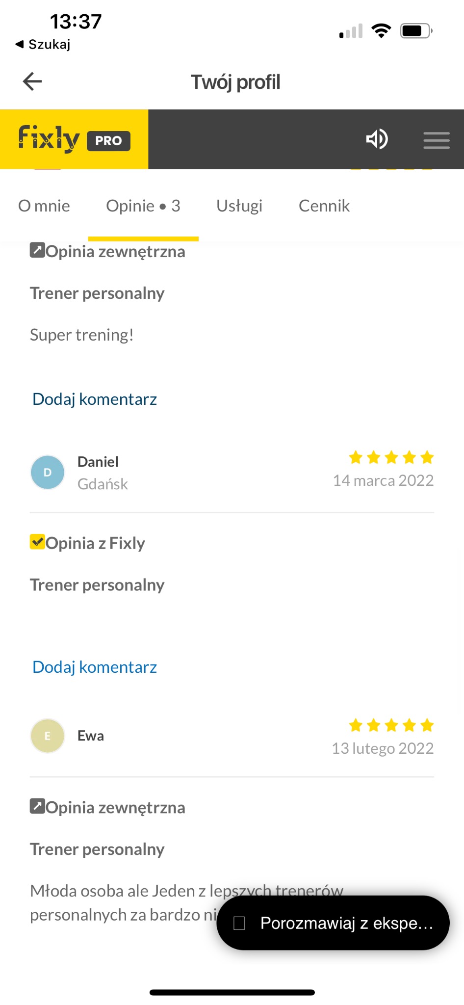 Zrzut ekranu z aplikacji Fixly PRO prezentujący opinie użytkowników o usłudze. Widoczne oceny i komentarze klientów o trenerze personalnym.