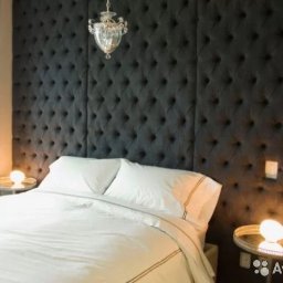 Łoże z wezgłowiem tapicerowanym pod sufit w karo 