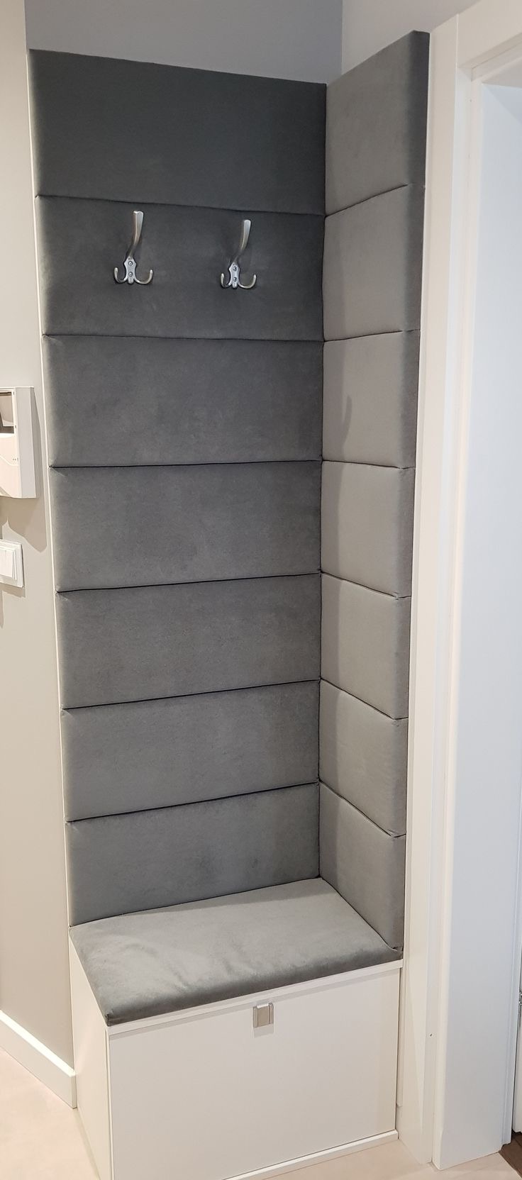 Wnęka w elementach tapicerowanych w przed pokoju