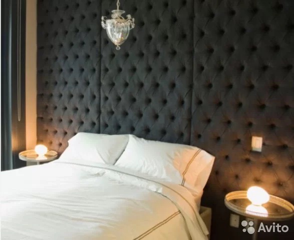 Łoże z wezgłowiem tapicerowanym pod sufit w karo