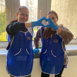 Jesteśmy firmą sprzątającą na rynku Warszawy i okolic  od 10 lat.   Wykonujemy następujące rodzaje prac: sprzątanie budynków i mieszkań, sprzątanie biur,  mycie okien,  pranie wykładziny, mycie garażu, pielęgnacja zieleni.
Mamy ubezpieczenie. 
