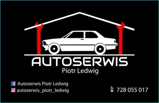 Grafika reklamowa auto serwisu Piotra Ledwiga z białym samochodem i czerwonymi kluczami francuskimi na czarnym tle.