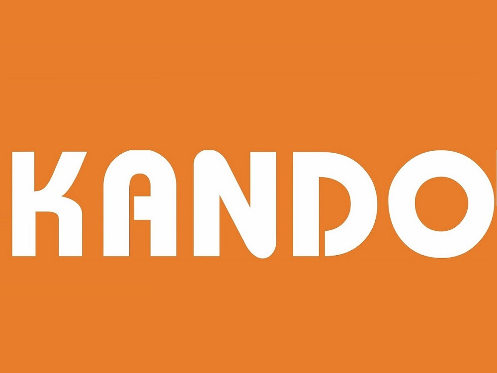 Pomarańczowe tło z białym napisem 'KANDO' w dużych, blokowych literach.