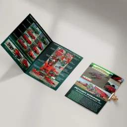 Rozłożona ulotka reklamowa z fotografiami i opisami przyczep rolniczych i budowlanych marki VAIA, prezentująca modele skorupowe i budowlane, na białym tle.