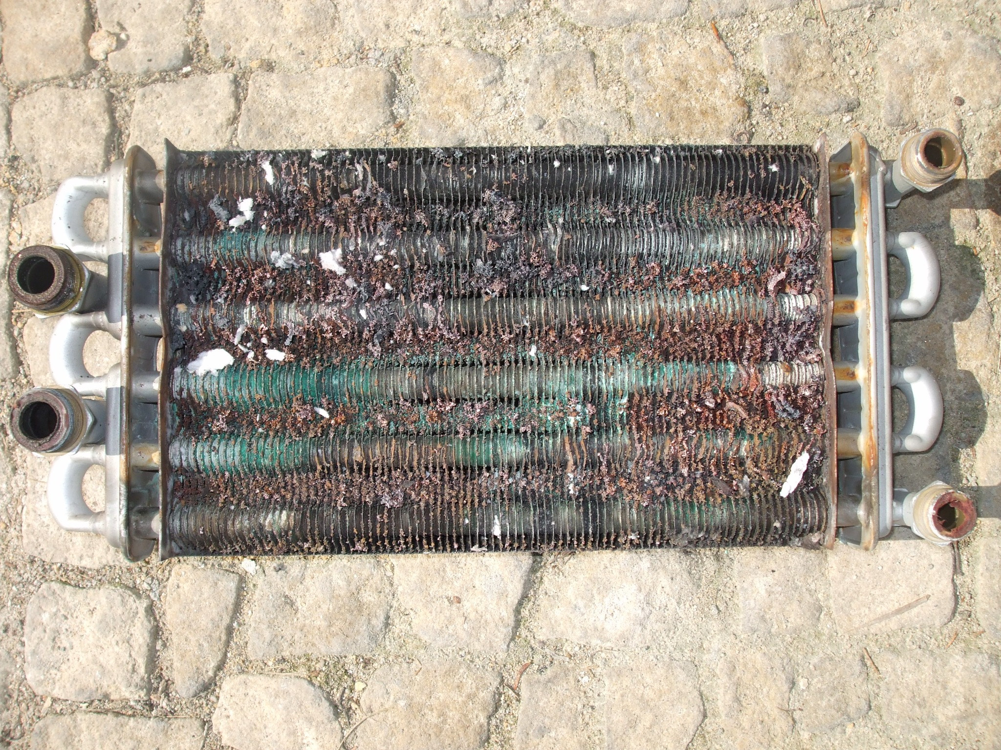 Czyszczenie nagrzewnicy kotła Viessmann Vitopend który nie miał serwisu przez wiele lat.