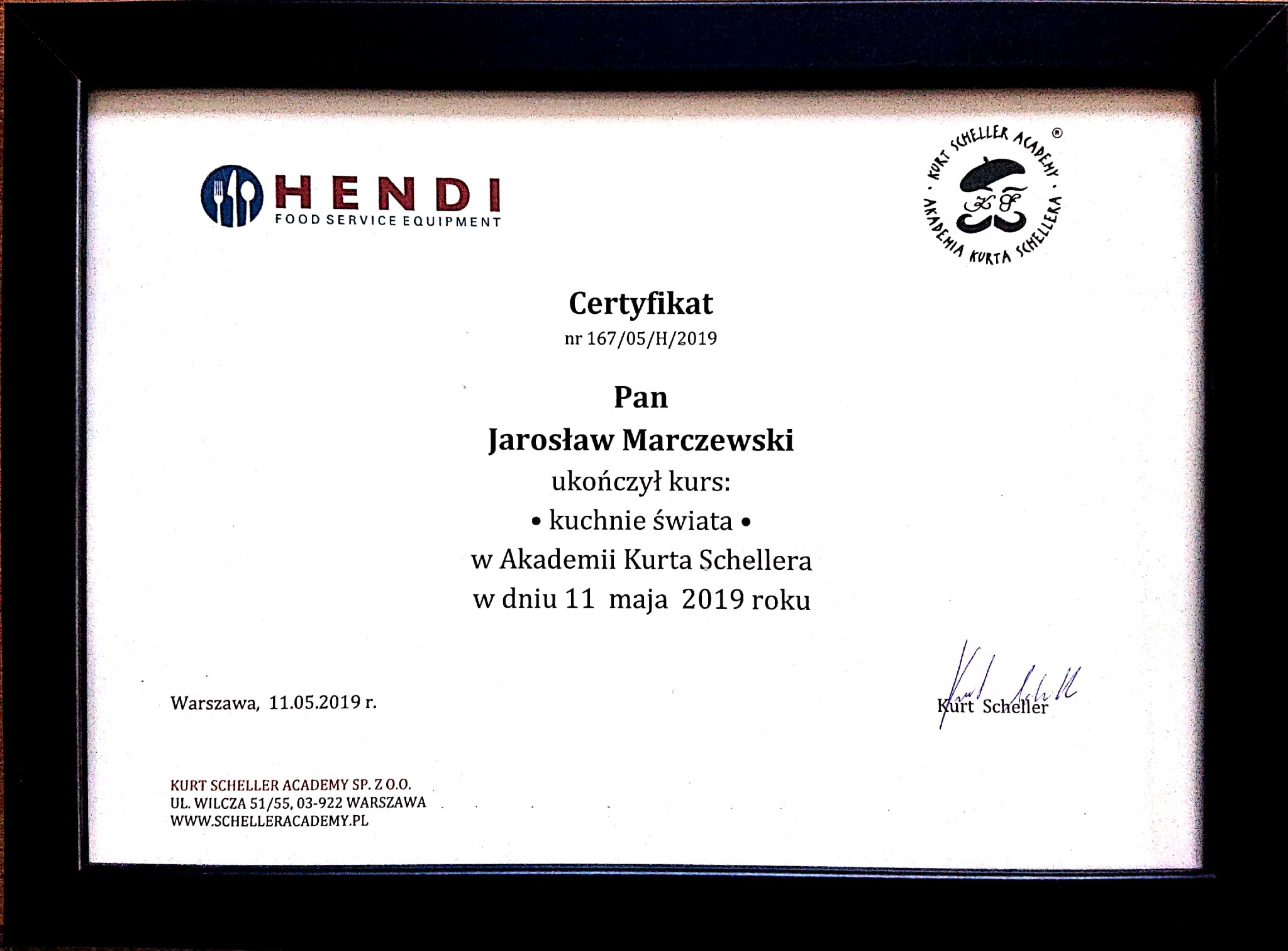 Oprawiony certyfikat ukończenia kursu 'Kuchnie świata' w Akademii Kurta Schellera, z logo Hendi Food Service Equipment, podpisany przez Kurta Schellera.