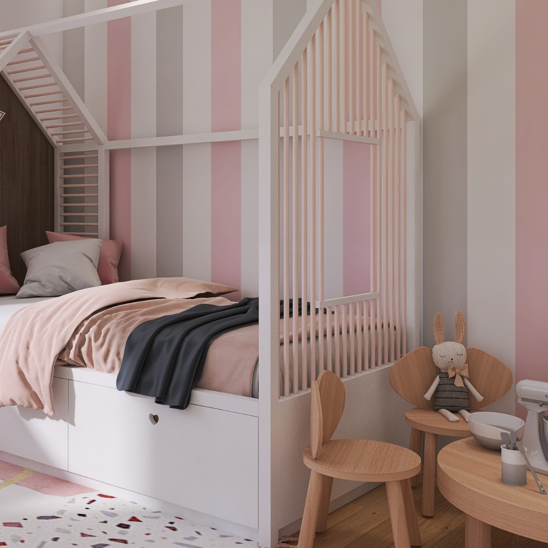 Pokój dziecięcy z łóżkiem w kształcie domku, pastelowe kolory, paski na ścianie, drewniane krzesełka i stolik, pluszowy królik. Przytulna aranżacja.