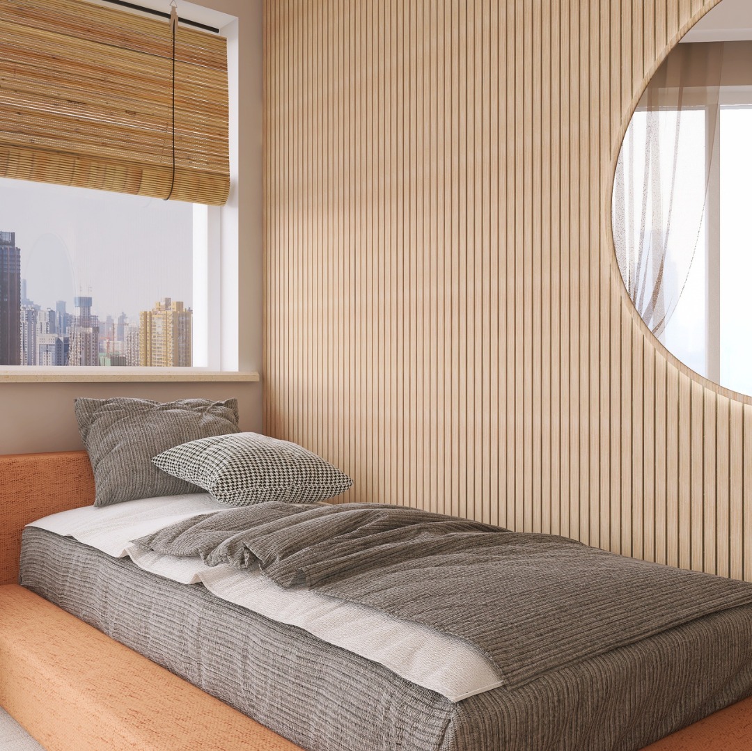 Minimalistyczna sypialnia z łóżkiem na niskim podeście, drewnianą ścianą z okrągłym lustrem i roletą bambusową w oknie z widokiem na miasto.