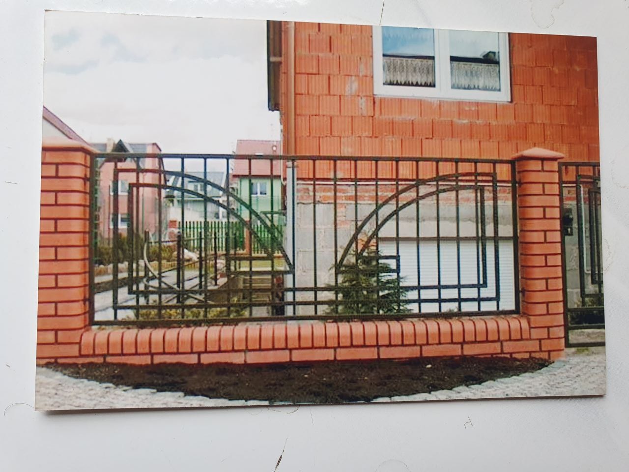 Cegła klinkierowa, czarna stal malowana natryskowo.