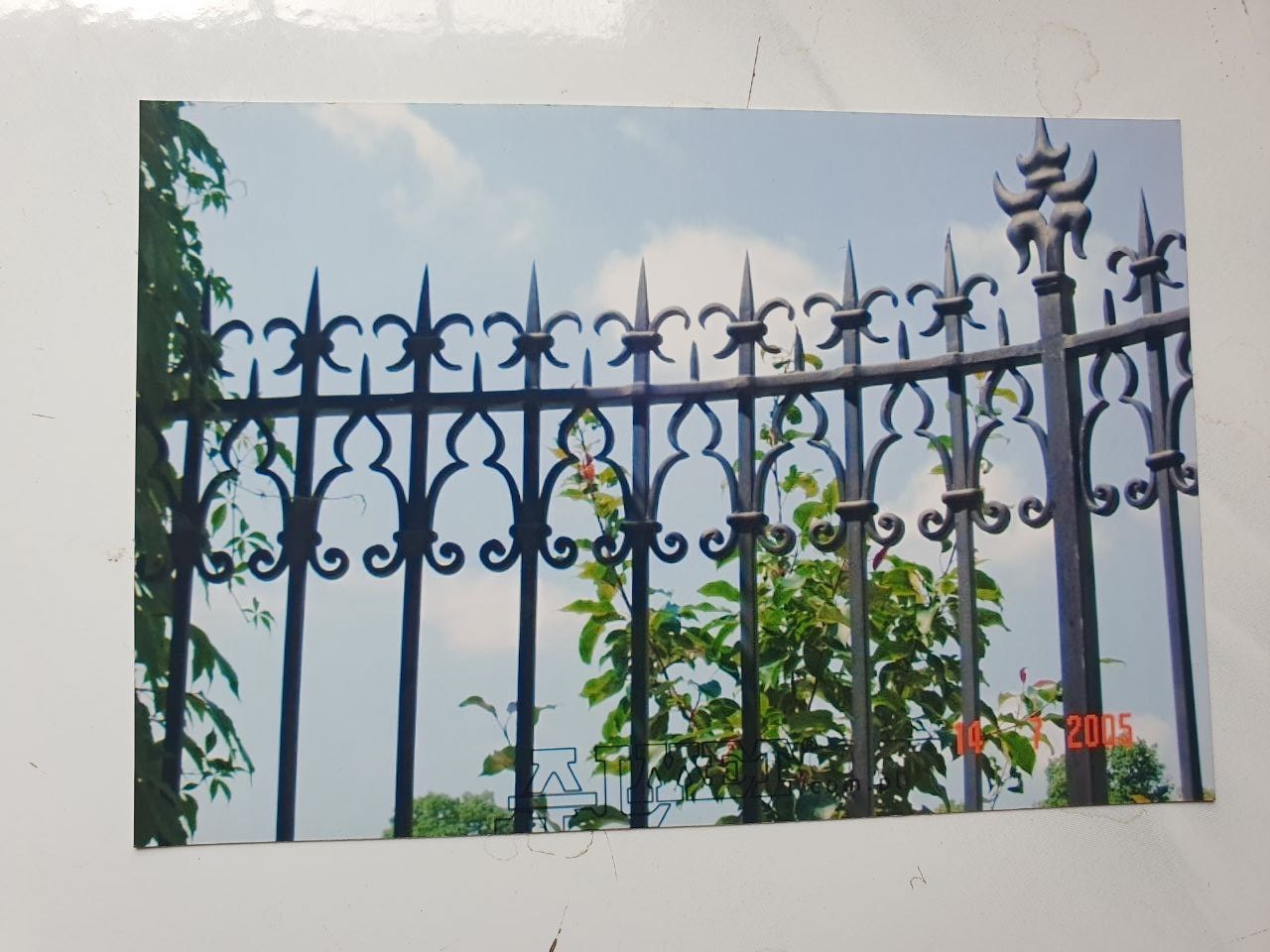 Elementy gięte i kute, czarna stal malowana natryskowo.