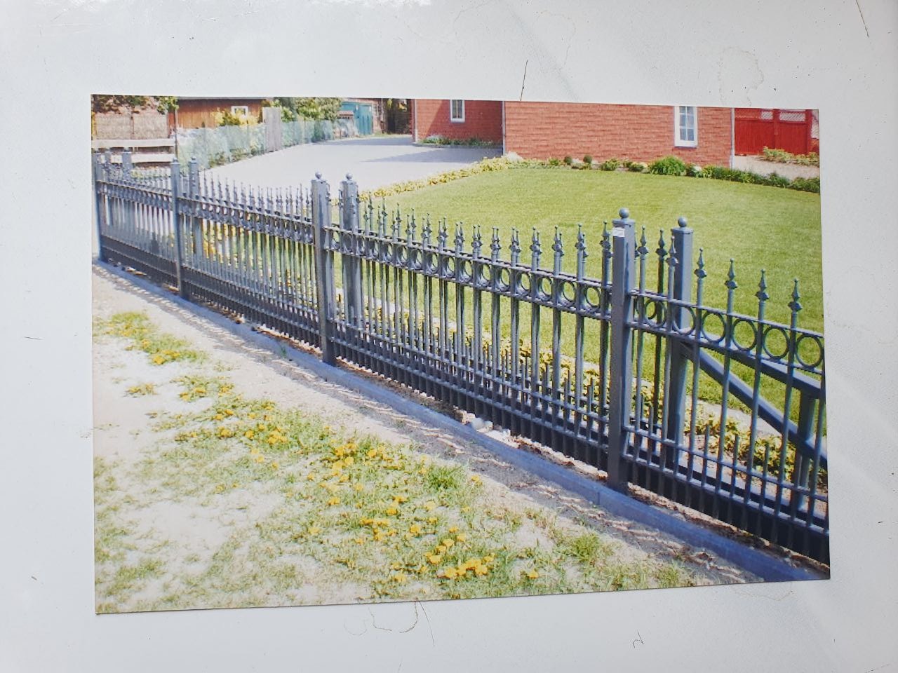 Czarna stal malowana natryskowo.