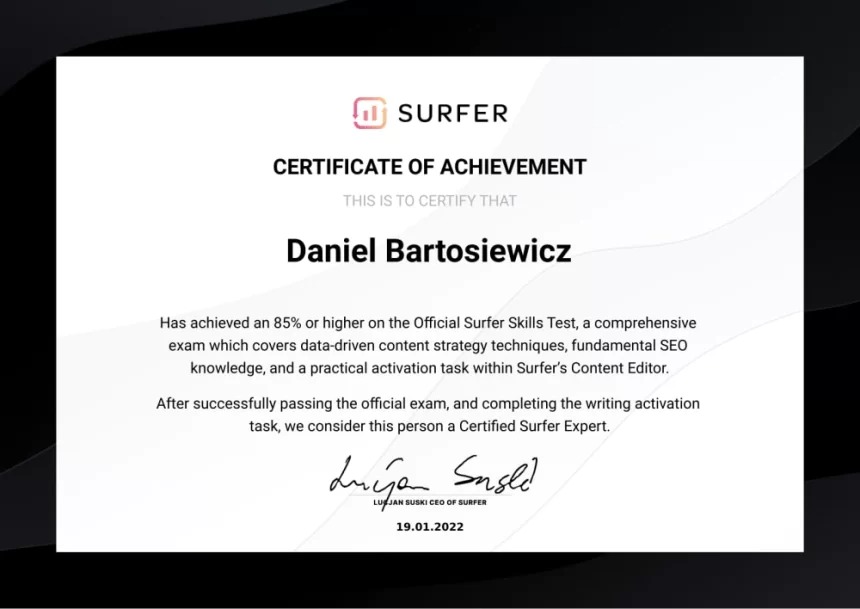 Certyfikat eksperta SurferSEO dla Daniela Bartosiewicza, potwierdzający wiedzę z zakresu strategii treści opartej na danych, fundamentalnego SEO oraz praktycznej aktywacji w edytorze treści Surfer.