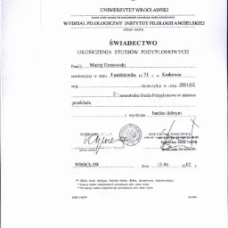 Skan świadectwa ukończenia studiów podyplomowych w zakresie przekładu, wydanego przez Uniwersytet Wrocławski, z pieczęciami i podpisami dziekana i rektora.