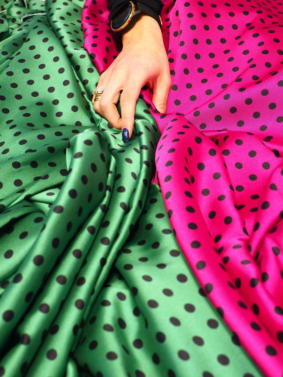 Tkaniny jedwabne w modne wzory.