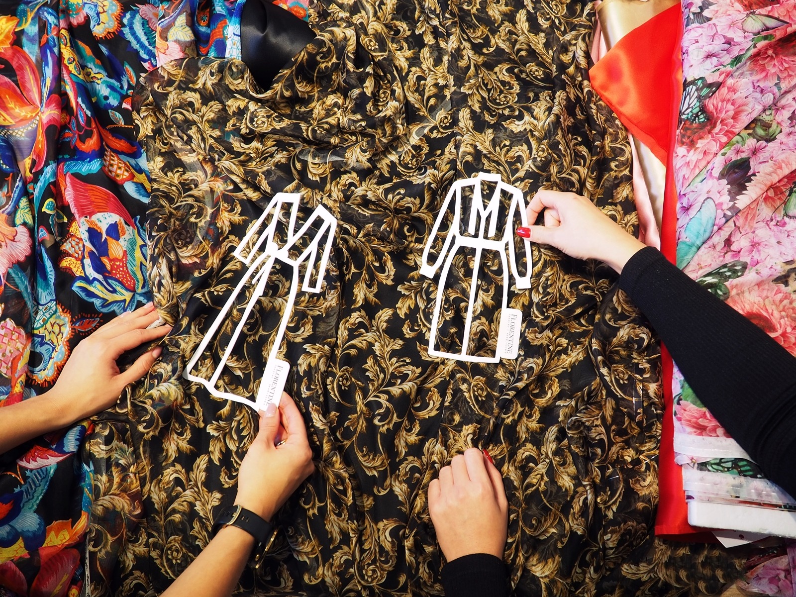 Szyjemy na miarę również z delikatnych tkanin: jedwabiu, szyfonów, batystów.