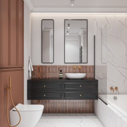 MOIA studio - Elegancka łazienka w odcieniach bieli, brązu i czerni z marmurową podłogą i ścianami, wisząca toaleta z złotym wężem, czarna szafka pod umywalką z dwoma lustrami i mozaiką na ścianie.