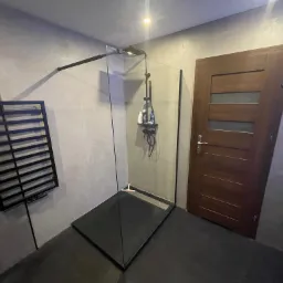 Kompleksowy remont łazienki, wykończony mikrocementem.