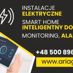 Reklama firmy Ariago oferującej instalacje elektryczne, inteligentny dom, monitoring i alarmy, prezentująca tablet z interfejsem sterowania inteligentnym domem, obsługiwany przez dłoń, na tle logo...