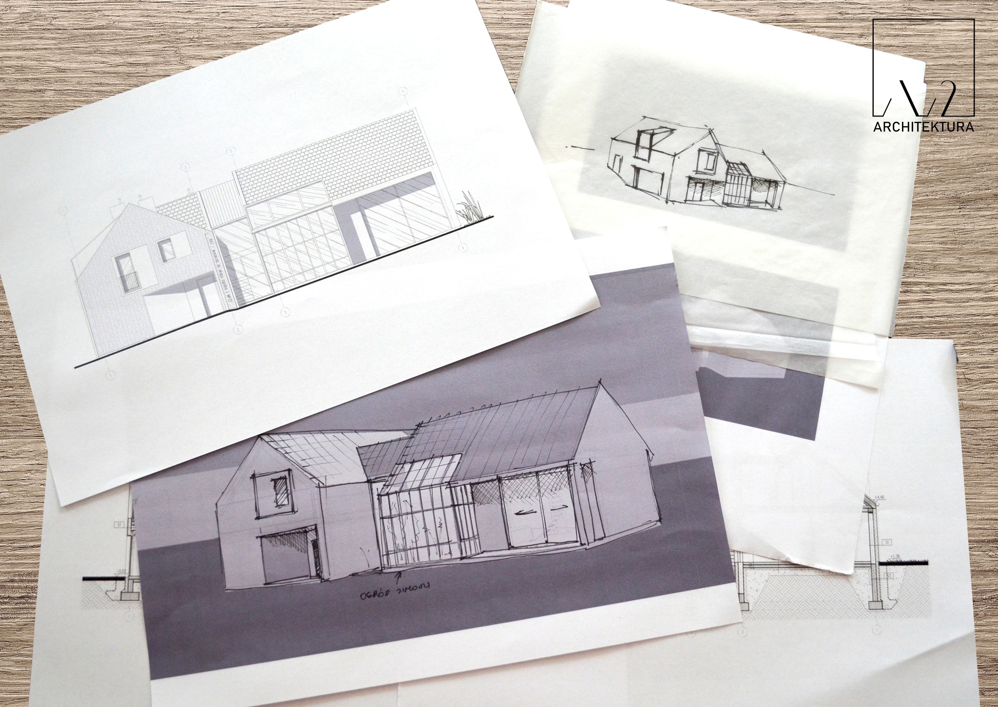 Ręcznie rysowane szkice i plany domu jednorodzinnego, widoczne przekroje fundamentów i koncepcja elewacji z dużymi przeszkleniami, logo architektoniczne w prawym górnym rogu.