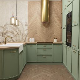 ProjektPS - Wizualizacja kuchni w odcieniach zieleni z drewnianymi akcentami, złota armatura i okap, wzorzysta tapeta z motywem roślinnym, podłoga z parkietu ułożonego w jodełkę.