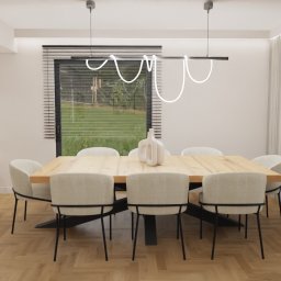ProjektPS - Jasna jadalnia z drewnianym parkietem, stołem z krzesłami i nowoczesną lampą. Za oknem z żaluzjami widok na zieleń. Minimalistyczny design z elementami dekoracyjnymi.